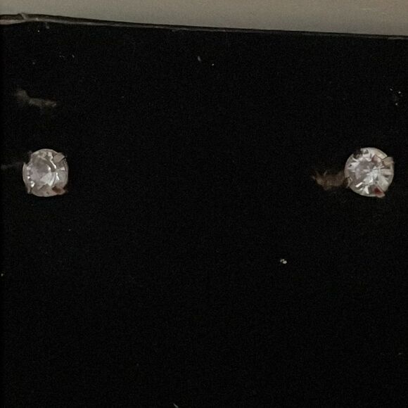 0.5” solitaire cut Austrian crystal stud earrings silver tone hypoallergenic pos - Picture 3 of 9